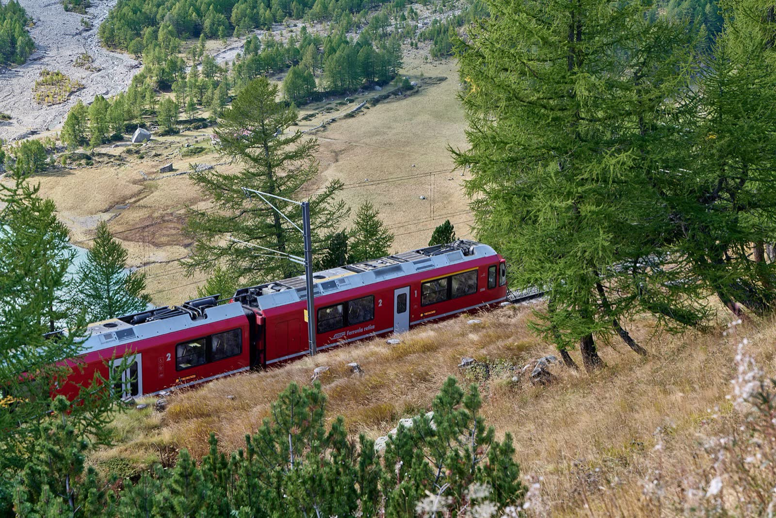 Tren de la línea Bernina llegando a Alp Grüm