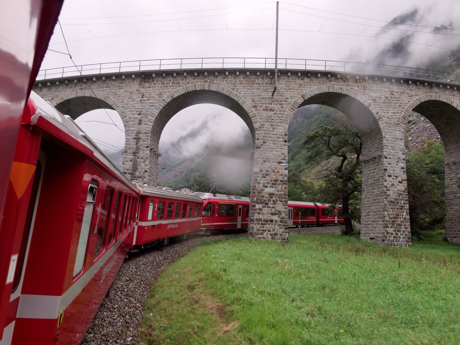 El tren rojo girando sobre el viaducto helicoidal de Brusio