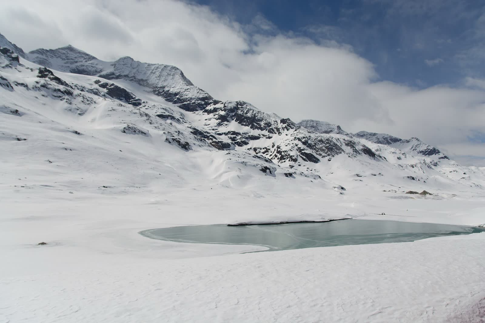 El Lago Bianco nevado visto desde la ventana del tren