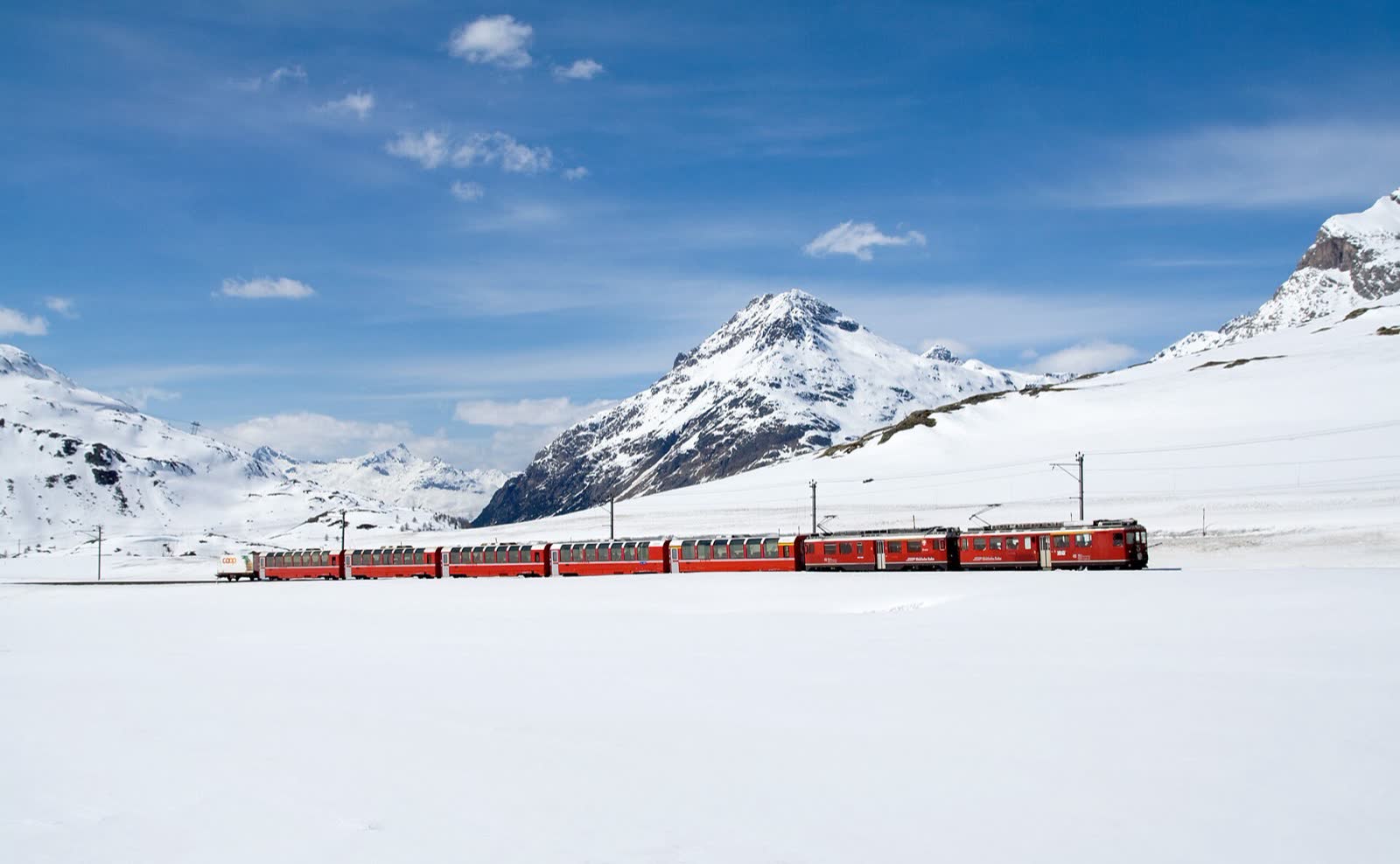 El tren cruzando la nieve junto al Lej Pitschen en invierno