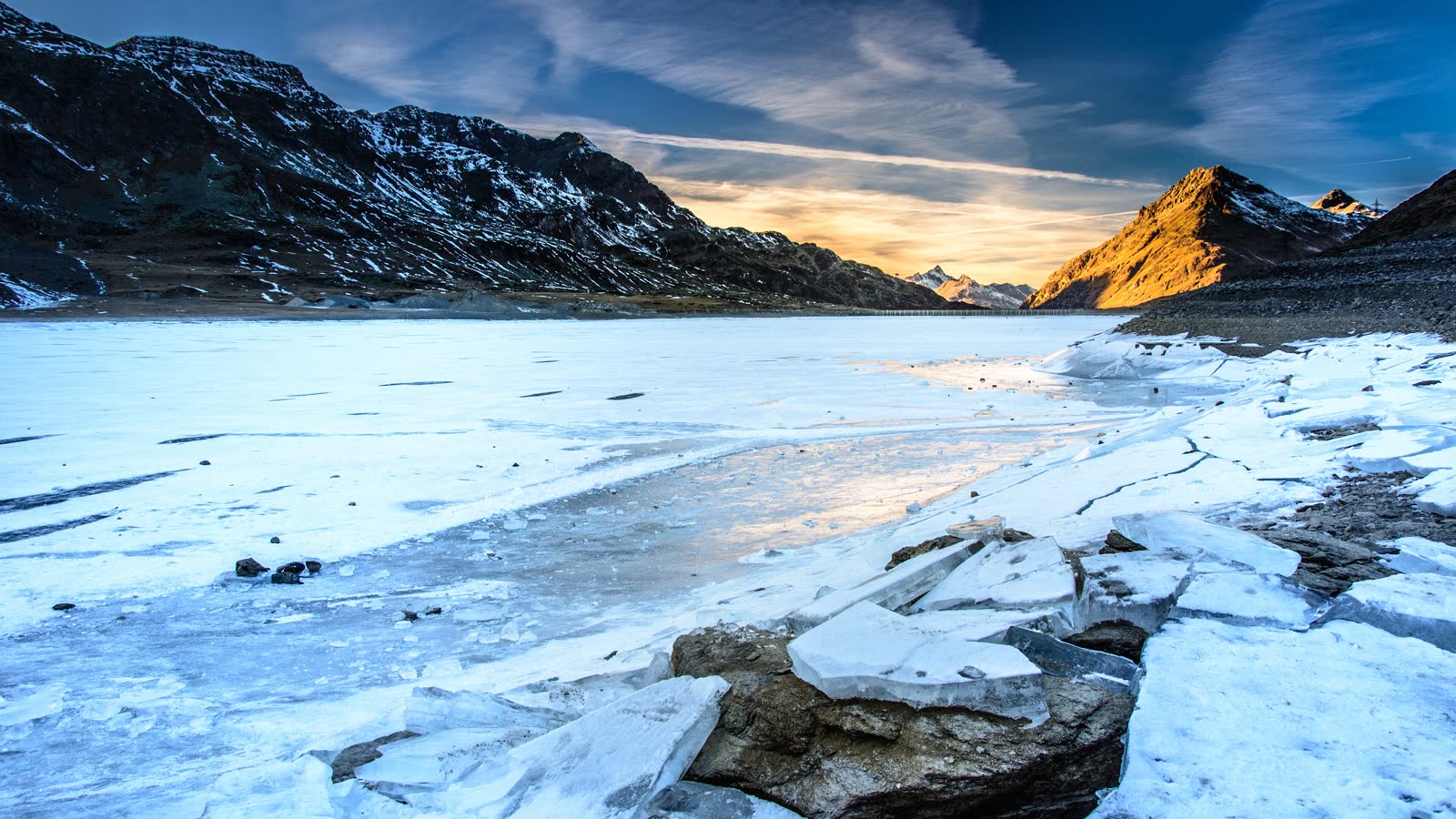 Il ghiaccio del Lago Bianco al tramonto