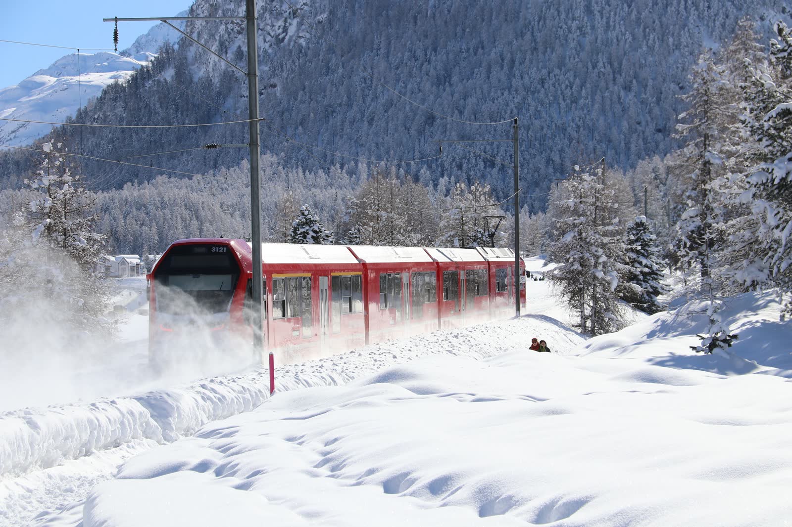 Il treno che solleva neve farinosa vicino a Punt Muragl