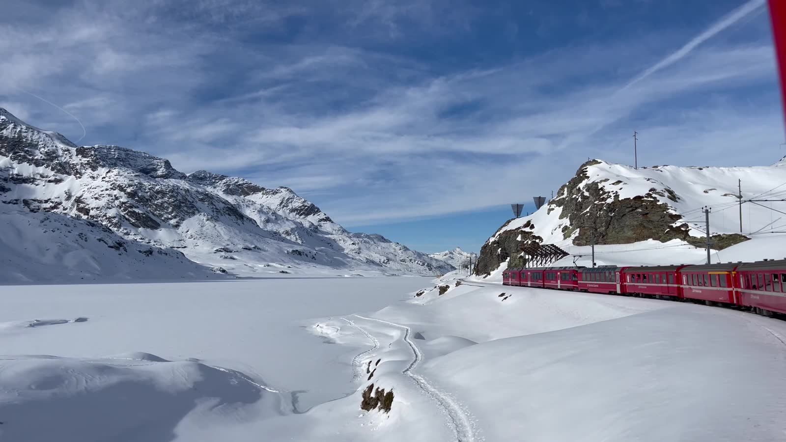 Il trenino rosso accanto al Lago Bianco d'inverno