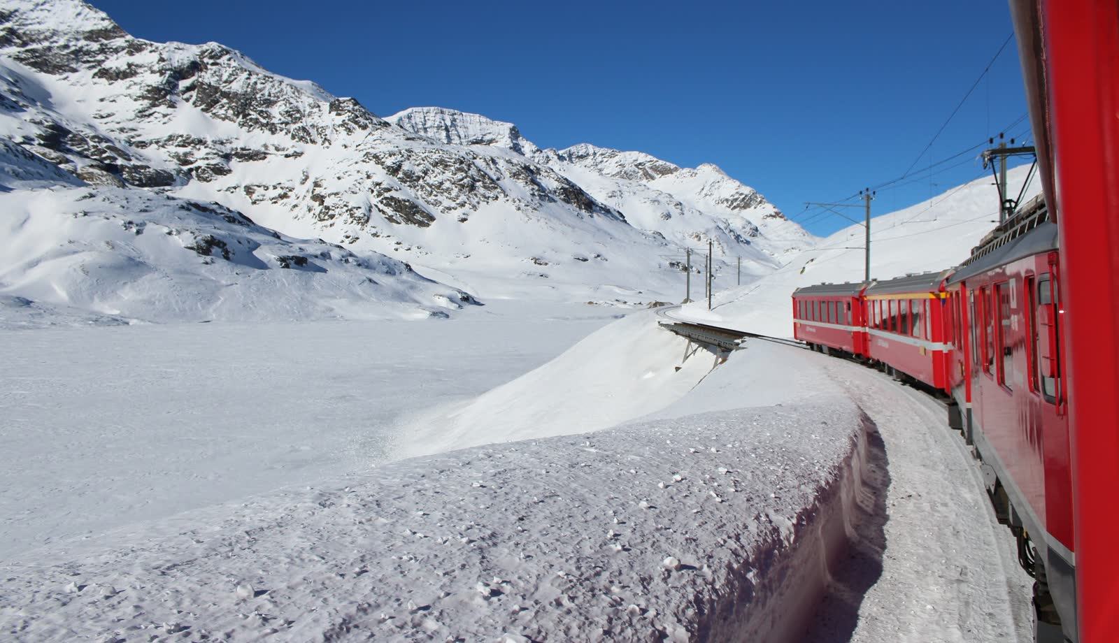 Il Bernina Express tra la neve sul passo del Bernina
